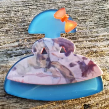 broche de meninas de carey azul y lazo naranja