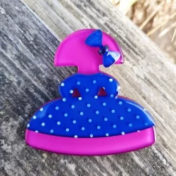 broche de meninas de resina mate fucsia y azul con lunares