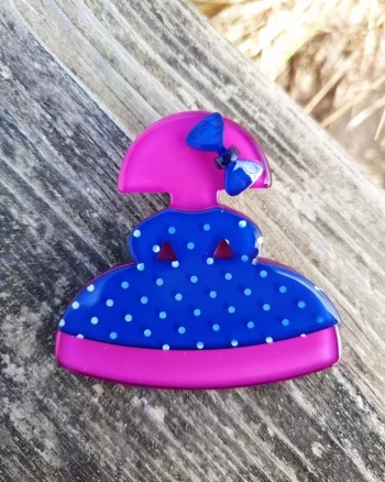 broche de meninas de resina mate fucsia y azul con lunares