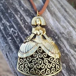 colgante de meninas dorado