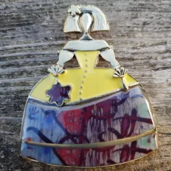 broche de meninas con esmaltado amarillo