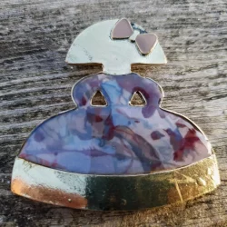 broche menina con esmaltado morado