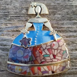 broche de meninas con esmaltado azul abanico y flores