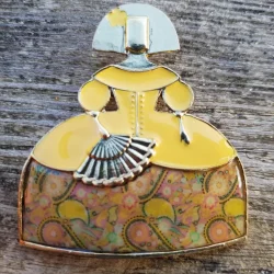broches de meninas con esmaltado amarillo y faldón con flores