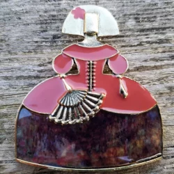 broche menina con esmaltado granate