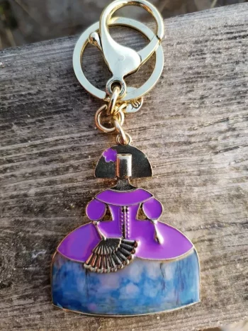 Llavero de meninas esmaltado morado