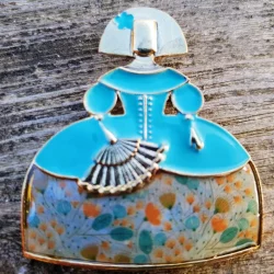 broche de meninas con esmaltado azul y faldón de flores