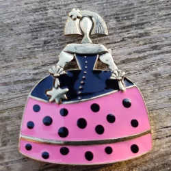 broche de meninas con esmaltado lunares rosa