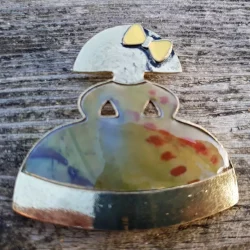 broche de meninas con esmaltado en tonos amarillos