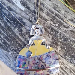 colgante de meninas con esmaltado amarillo