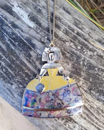 colgante de meninas con esmaltado amarillo