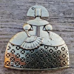 broche de meninas con abanico dorado