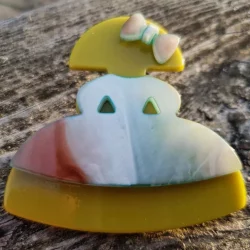 broche menina de carey amarillo y verde