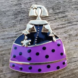 broche de meninas con esmaltado lunares morado