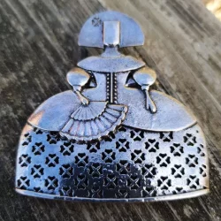 broche de meninas con abanico plateado