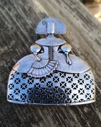 broche de meninas con abanico plateado
